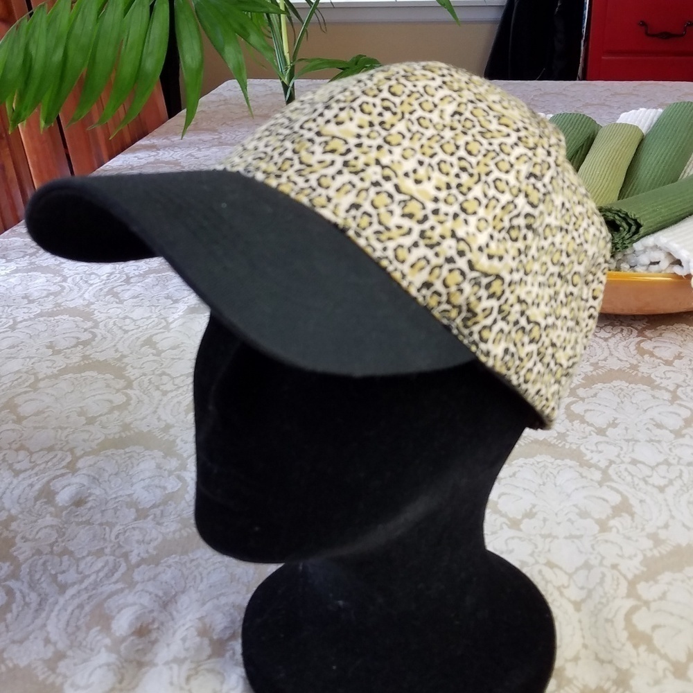 CHATTIE'S Leopard Print Baseball Hat